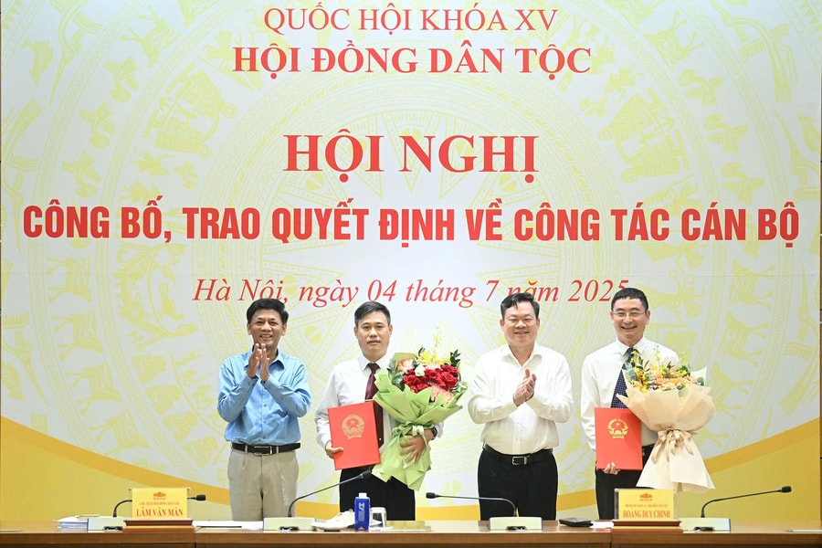 Chủ tịch Hội đồng Dân tộc Lâm Văn Mẫn dự Lễ trao quyết định về công tác cán bộ của Vụ Dân tộc