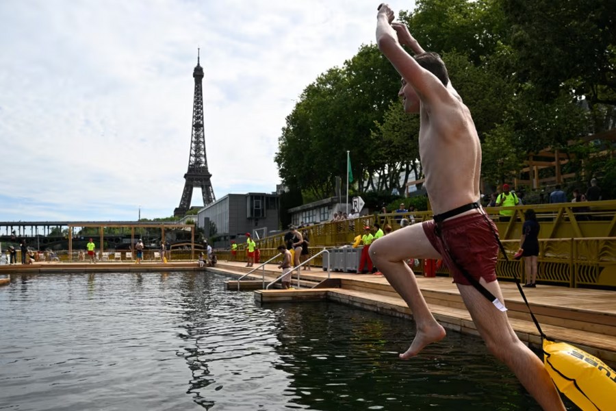 Sau hơn 100 năm, người dân Paris lại được bơi lội trên sông Seine
