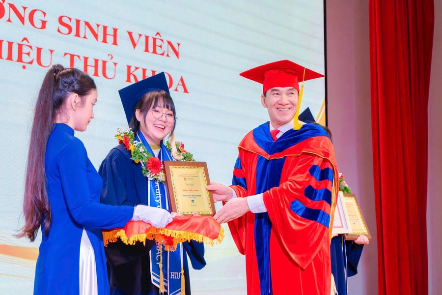 Trường Đại học Quốc tế Hồng Bàng trao bằng tốt nghiệp cho gần 2.000 sinh viên