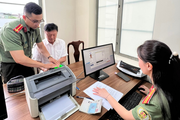 Công an Lâm Đồng triển khai cấp tài khoản định danh điện tử cho người nước ngoài