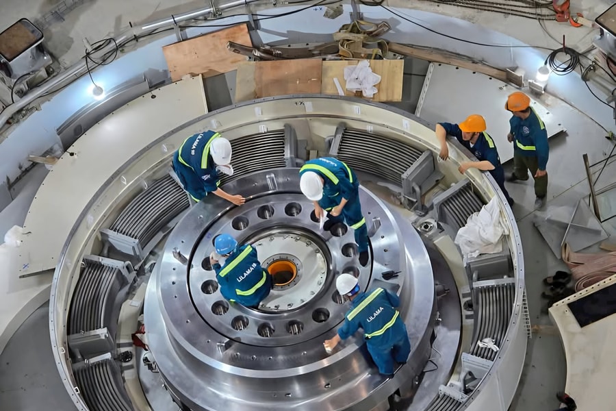 Hạ đặt thành công Rotor tổ máy số 1 dự án thủy điện Hòa Bình mở rộng