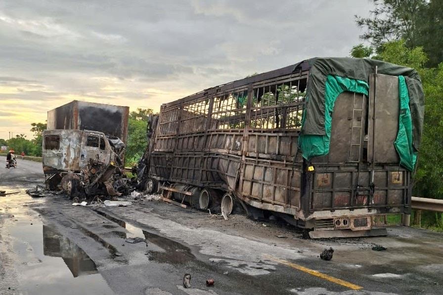 Quảng Trị: 2 xe đâm trực diện và bốc cháy trên tuyến đường tránh lũ