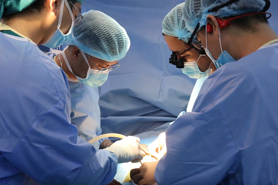 Mẹ hiến tạng cứu con gái 11 tuổi suy thận mạn giai đoạn cuối