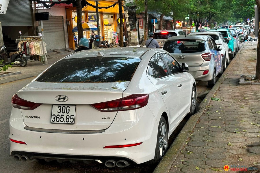 Hàng trăm ô tô đỗ tràn lòng đường Vũ Tông Phan: Tiện cho mình, khó cho vạn người