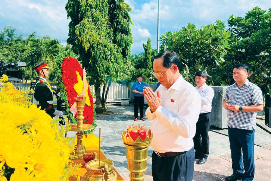 Phó Chủ tịch Quốc hội, Thượng tướng Trần Quang Phương dâng hương tại Nghĩa trang liệt sỹ Thiên Bút
