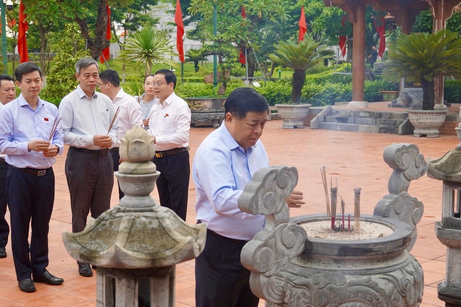 Đoàn ĐBQH tỉnh Quảng Trị dâng hương tưởng niệm Bác Hồ và các Anh hùng liệt sĩ