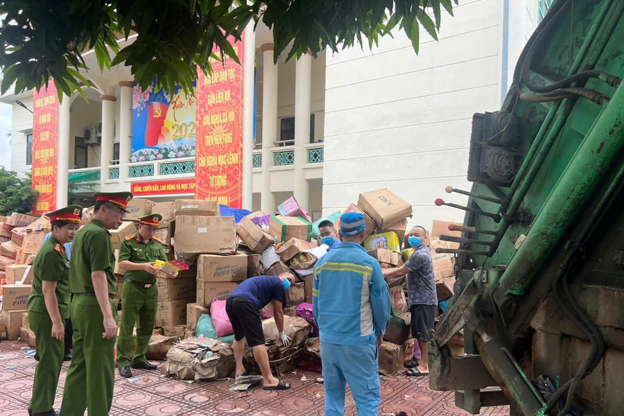Lành mạnh thị trường kinh doanh ở La Phù: Tiêu huỷ 25 tấn bánh kẹo, thực phẩm hết hạn sử dụng, không rõ nguồn gốc
