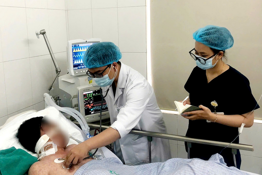 Hai người đàn ông khoẻ mạnh thở máy vì biến chứng sởi, bác sĩ cảnh báo