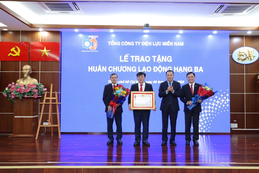 EVNSPC đón Huân chương Lao động hạng Ba, đẩy mạnh chuyển đổi và sắp xếp bộ máy