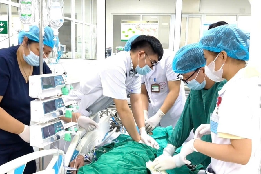 Nam bệnh nhân ở Hà Nội phải lọc máu liên tục sau khi ăn tiết canh, lòng lợn