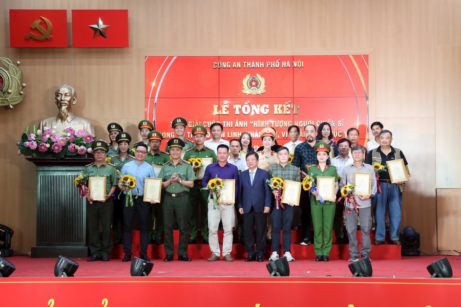 Trao giải cuộc thi ảnh “Hình tượng người chiến sĩ Công an Thủ đô bản lĩnh, nhân văn, vì nhân dân phục vụ”