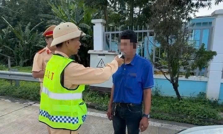 Xử lý tài xế xe khách chở 45 hành khách, vi phạm nồng độ cồn kịch khung