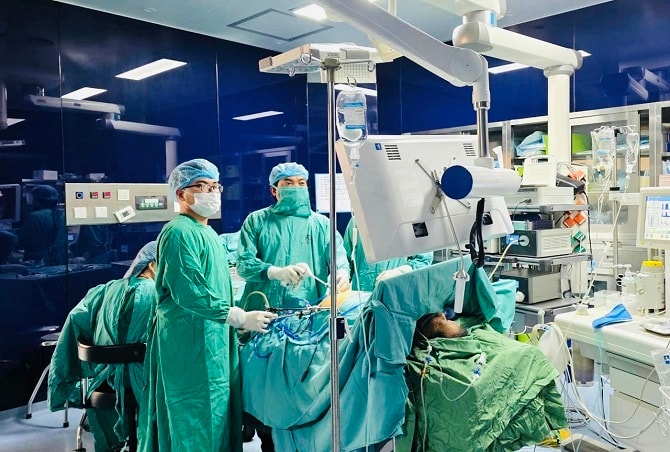 Phẫu thuật nội soi cho người bệnh 96 tuổi: Bác sĩ Việt Nam vượt qua kỷ lục thế giới ở Trung Quốc