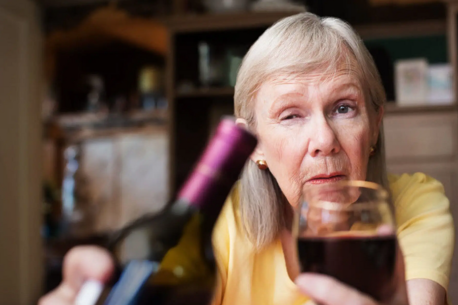 Uống rượu ở tuổi già nguy hiểm hơn bạn nghĩ