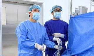 Lần đầu tiên phẫu thuật nội soi điều trị ung thư dạ dày thành công cho bệnh nhân lớn tuổi