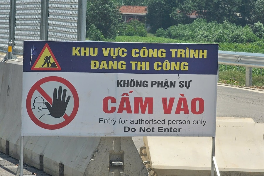 Quảng Trị: CSGT phát cảnh báo nóng, Ban QLDA đường Hồ Chí Minh lắp bổ sung các biển cấm, chặn lối ra vào cao tốc tuyến Vạn Ninh - Cam Lộ