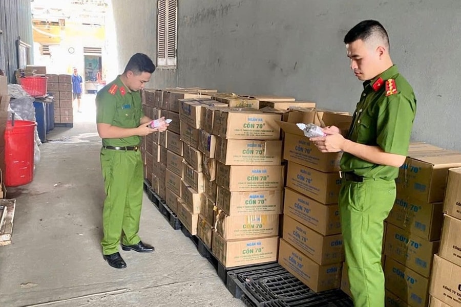 Công an Hà Tĩnh triệt phá nhiều đường dây sản xuất, buôn bán cồn y tế giả quy mô lớn