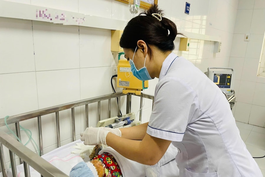 Cấp cứu trẻ sơ sinh nguy kịch với nhiều vết rạch bằng dao lam