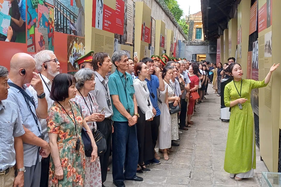 Khai mạc trưng bày chuyên đề “Bút sắc, lòng son”
