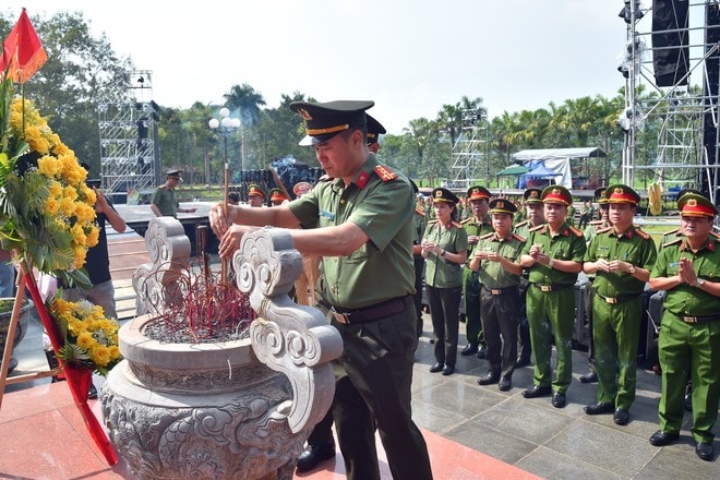 Công an Hà Nội tổ chức các hoạt động về nguồn, giáo dục chính trị, chia sẻ với các gia đình có hoàn cảnh khó khăn