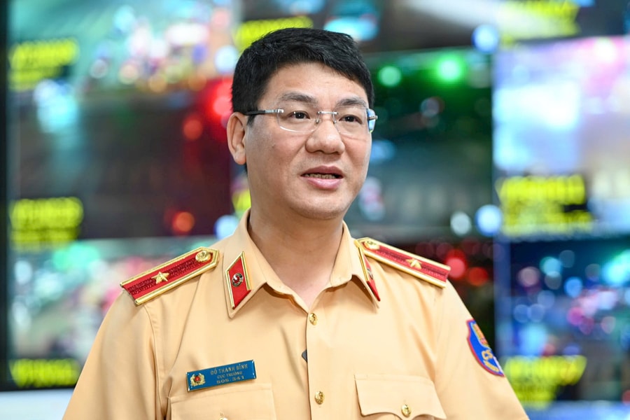 Phía sau con số “87 tin nhắn” và “45 cuộc gọi”