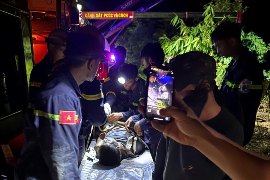 Quảng Trị: Xuyên đêm cứu hộ tài xế cùng ôtô container lao xuống vực sâu 70m