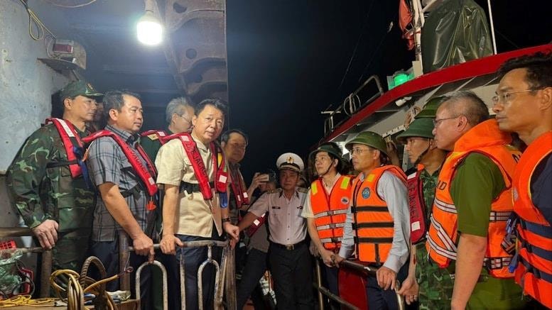 Thủ tướng Chính phủ chỉ đạo tập trung, khẩn trương tìm kiếm cứu nạn vụ đắm tàu trên vịnh Hạ Long