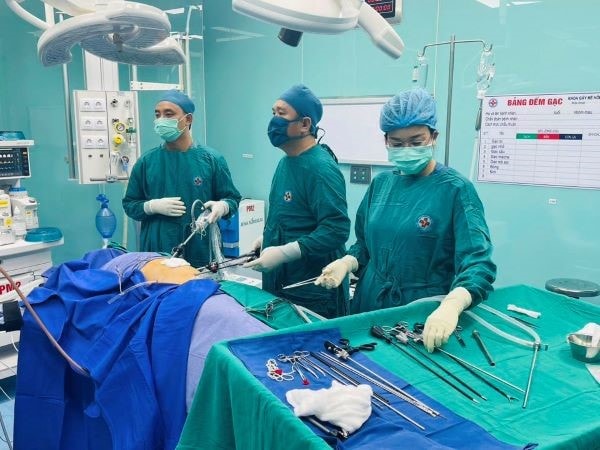 Phẫu thuật khẩn cấp cứu bé trai bị dị vật đâm thủng 5 lỗ trong ổ bụng