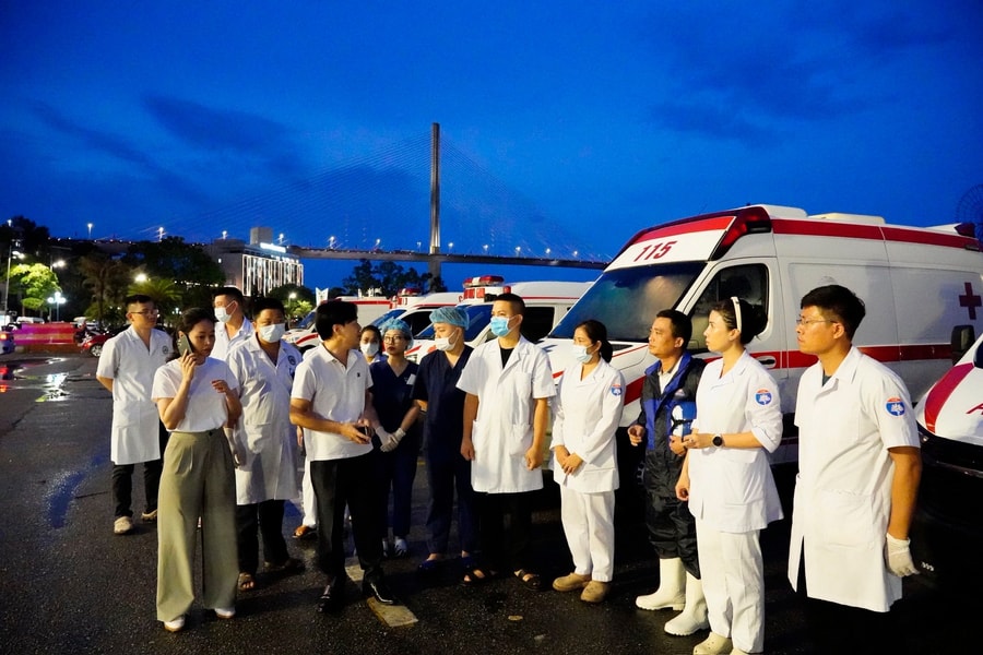 31 xe cứu thương xuyên đêm ứng cứu vụ lật tàu du lịch trên Vịnh Hạ Long