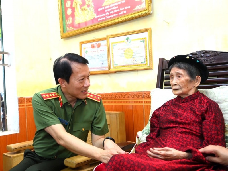 Bộ trưởng Bộ Công an Lương Tam Quang thăm hỏi, tặng quà cho các gia đình chính sách tại tỉnh Tuyên Quang