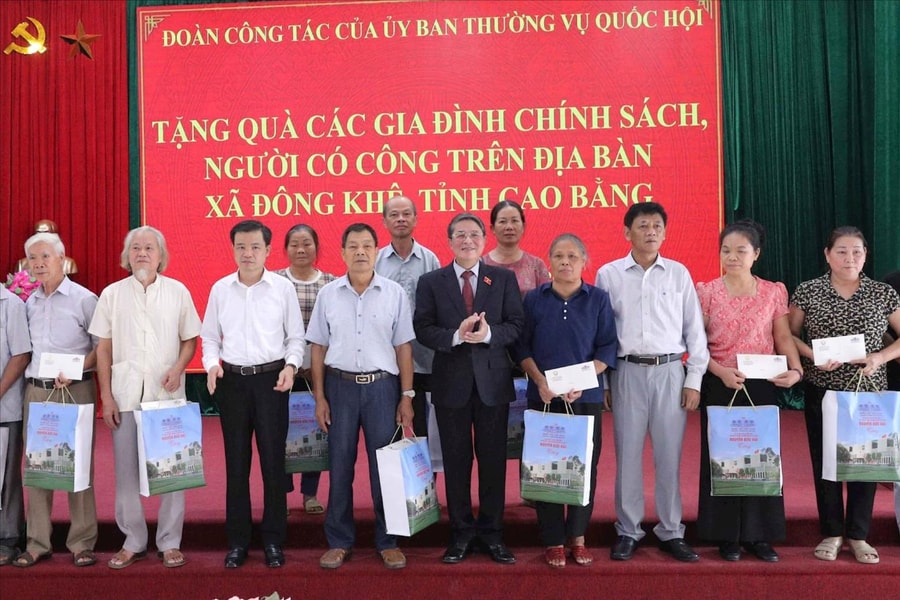 Phó Chủ tịch Quốc hội Nguyễn Đức Hải thăm, tặng quà gia đình chính sách tại xã Đông Khê, Cao Bằng