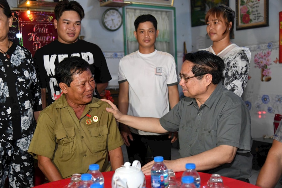 Thủ tướng Phạm Minh Chính thăm, tặng quà các gia đình chính sách tại An Giang