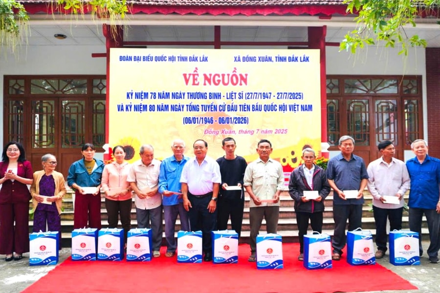 Đoàn ĐBQH tỉnh Đắk Lắk trao 50 phần quà tặng gia đình chính sách, người có công