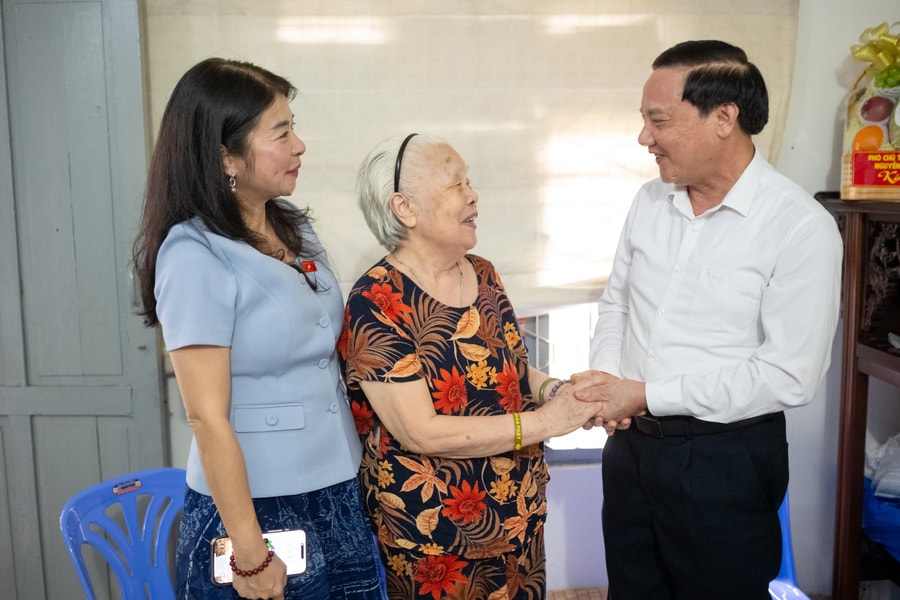 Phó Chủ tịch Quốc hội Nguyễn Khắc Định thăm, tặng quà gia đình liệt sĩ tại Hà Nội