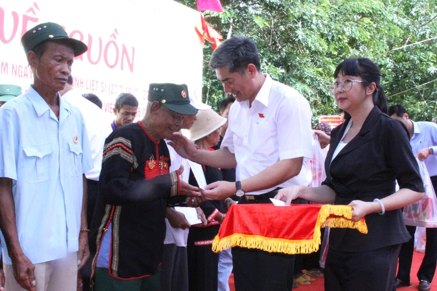 Đoàn ĐBQH tỉnh Đắk Lắk trao tặng hơn 200 suất quà cho người dân khu căn cứ cách mạng