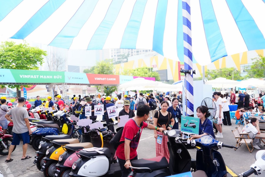 Người dân Hà Nội mang xe xăng, đổi xe máy điện: “Đã đến thời điểm để chuyển đổi”