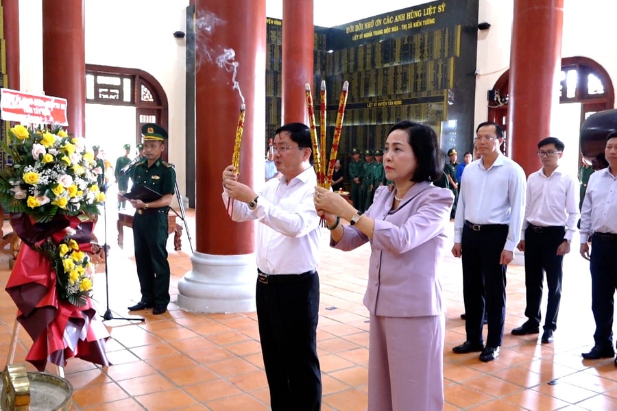 Phó Chủ tịch Quốc hội Nguyễn Thị Thanh dâng hương tưởng niệm, tri ân gia đình chính sách tại Tây Ninh