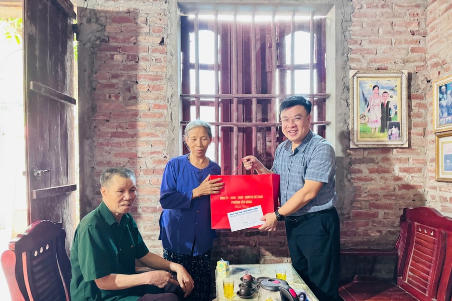 Bắc Ninh: Chủ tịch UBND phường Yên Dũng thăm, tặng quà người có công nhân dịp 27/7