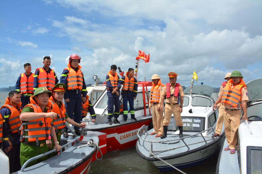 Lãnh đạo Công an tỉnh Quảng Ninh động viên CBCS nỗ lực tìm kiếm 2 nạn nhân còn lại trong vụ đắm tàu