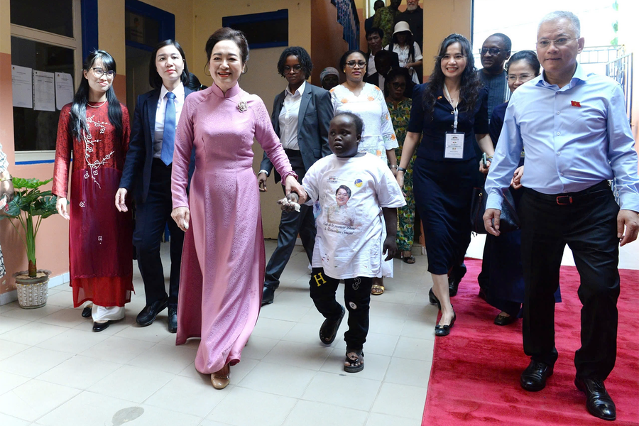 Phu nhân Chủ tịch Quốc hội Nguyễn Thị Thanh Nga thăm Trung tâm Hỗ trợ trẻ em tại Senegal