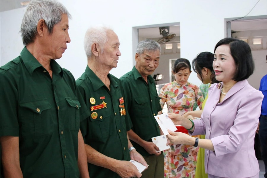 Phó Chủ tịch Quốc hội Nguyễn Thị Thanh thăm, tặng quà gia đình chính sách tại Tây Ninh