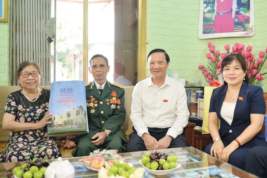 Phó Chủ tịch Quốc hội Nguyễn Khắc Định thăm, tặng quà người có công tại Quảng Ninh