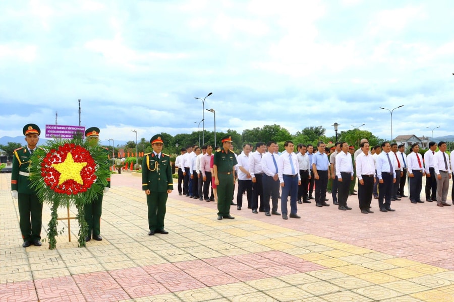 Phó Thủ tướng Bùi Thanh Sơn dâng hương tưởng niệm anh hùng liệt sĩ tại Khánh Hòa