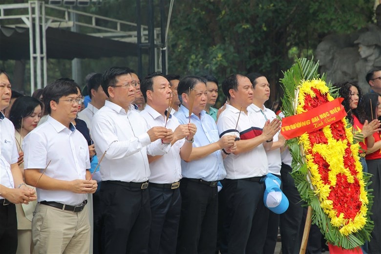 Trường Đại học Điện lực dâng hương tưởng niệm các Anh hùng Liệt sĩ tại Nghĩa trang Trường Sơn