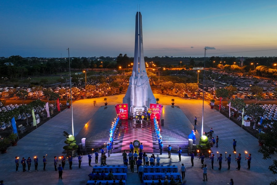 An Giang: Hàng trăm cán bộ, chiến sĩ, đoàn viên dâng hương, thắp nến tri ân các Anh hùng liệt sĩ