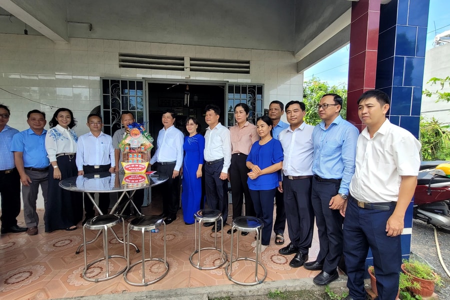 Chủ tịch HĐND TP. Hồ Chí Minh Võ Văn Minh thăm, tặng quà người có công