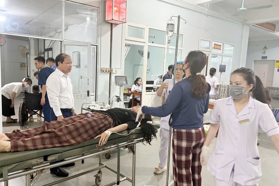 Xuyên đêm cấp cứu, điều trị cho các nạn nhân trong vụ tai nạn thảm khốc tại Hà Tĩnh