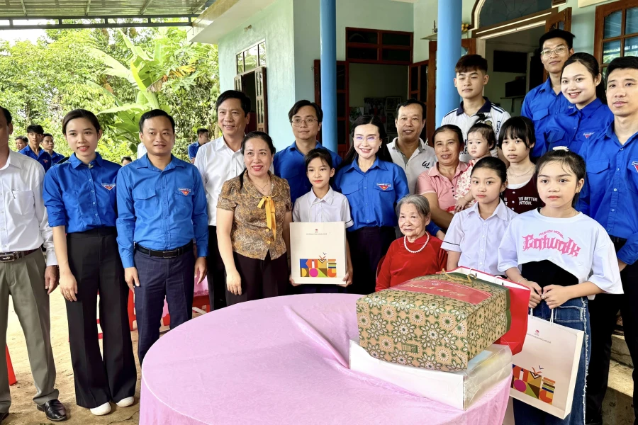 Trung ương Đoàn thăm và tặng quà Bà mẹ Việt Nam Anh hùng tại Quảng Trị