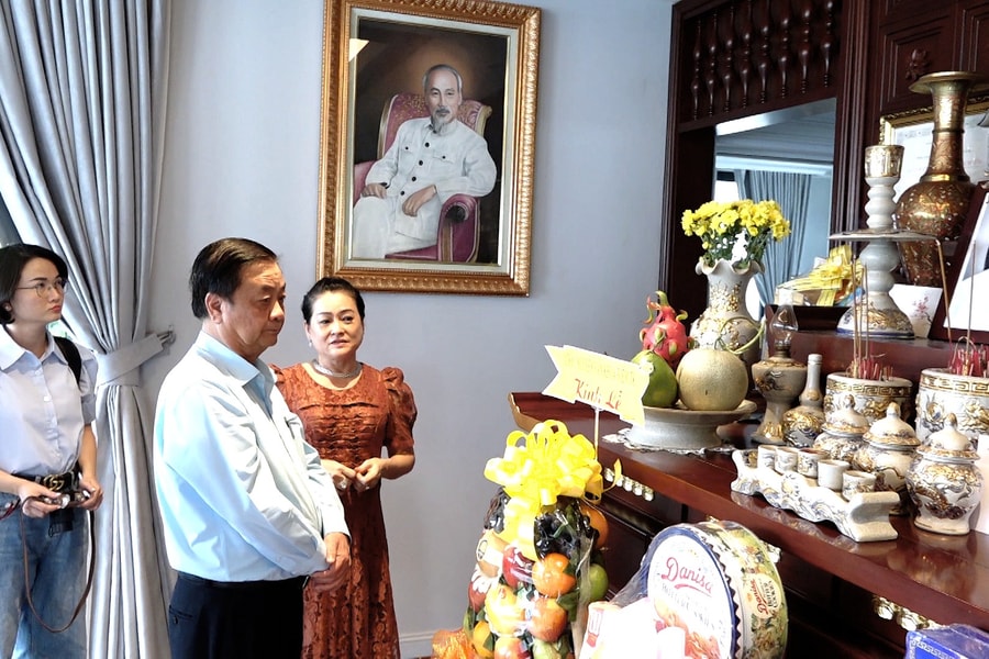 Phó Chủ tịch Quốc hội Lê Minh Hoan thăm, tặng quà gia đình liệt sĩ tại TP. Hồ Chí Minh