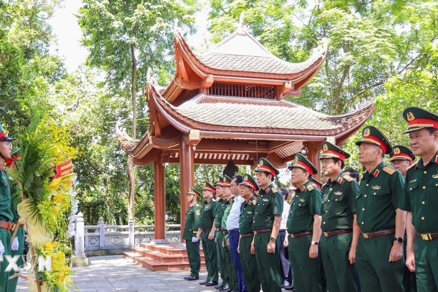Bộ trưởng Bộ Quốc phòng Phan Văn Giang dâng hương tại tỉnh Thái Nguyên